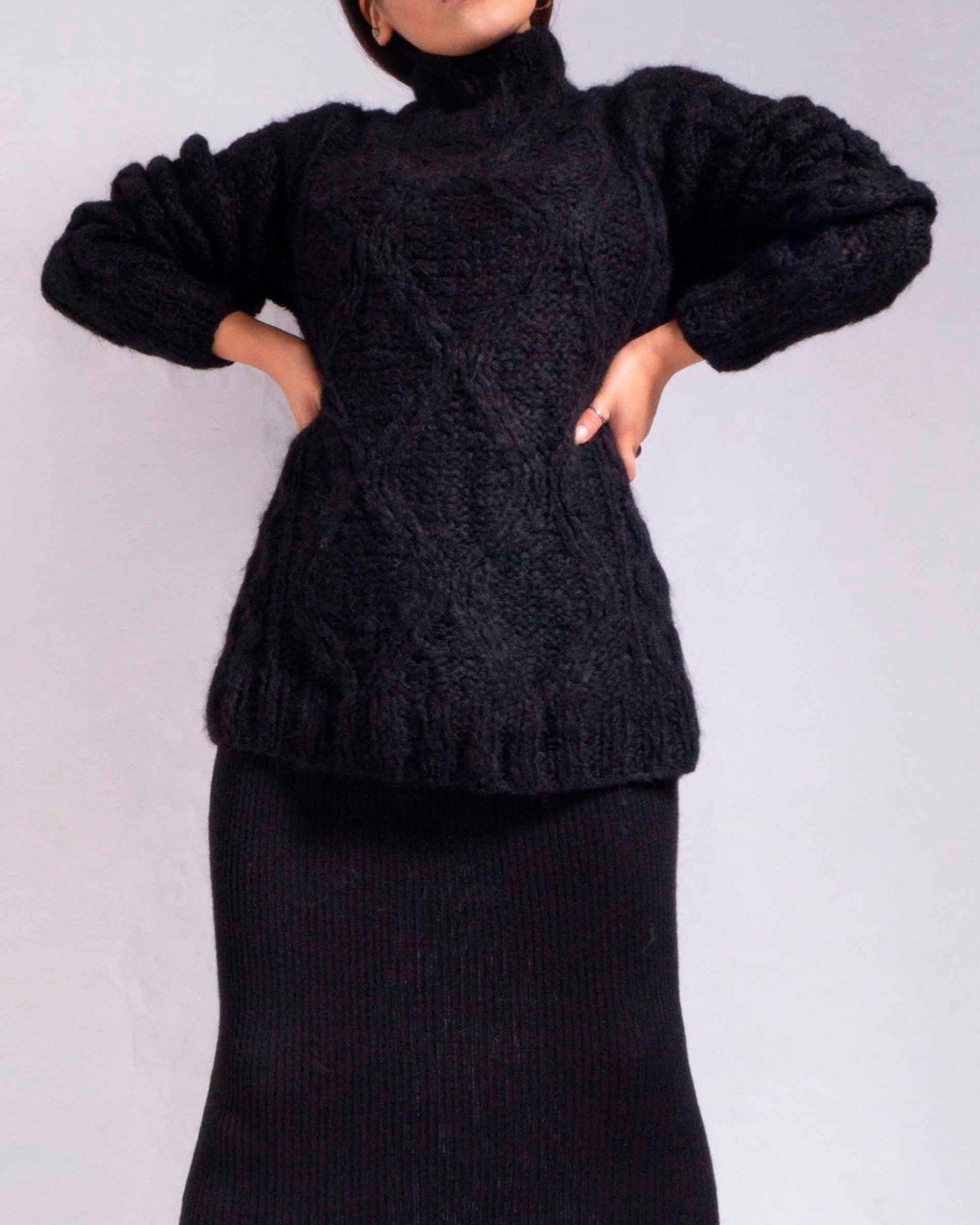 ALPACA CABLE KNIT SWEATER - BLACK