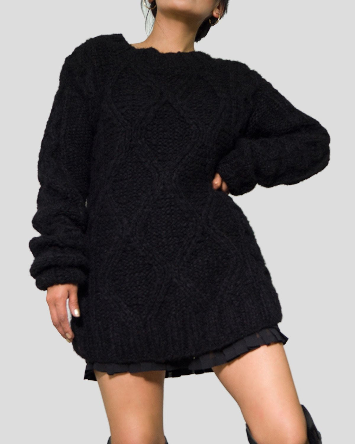 ALPACA CABLE KNIT SWEATER - BLACK