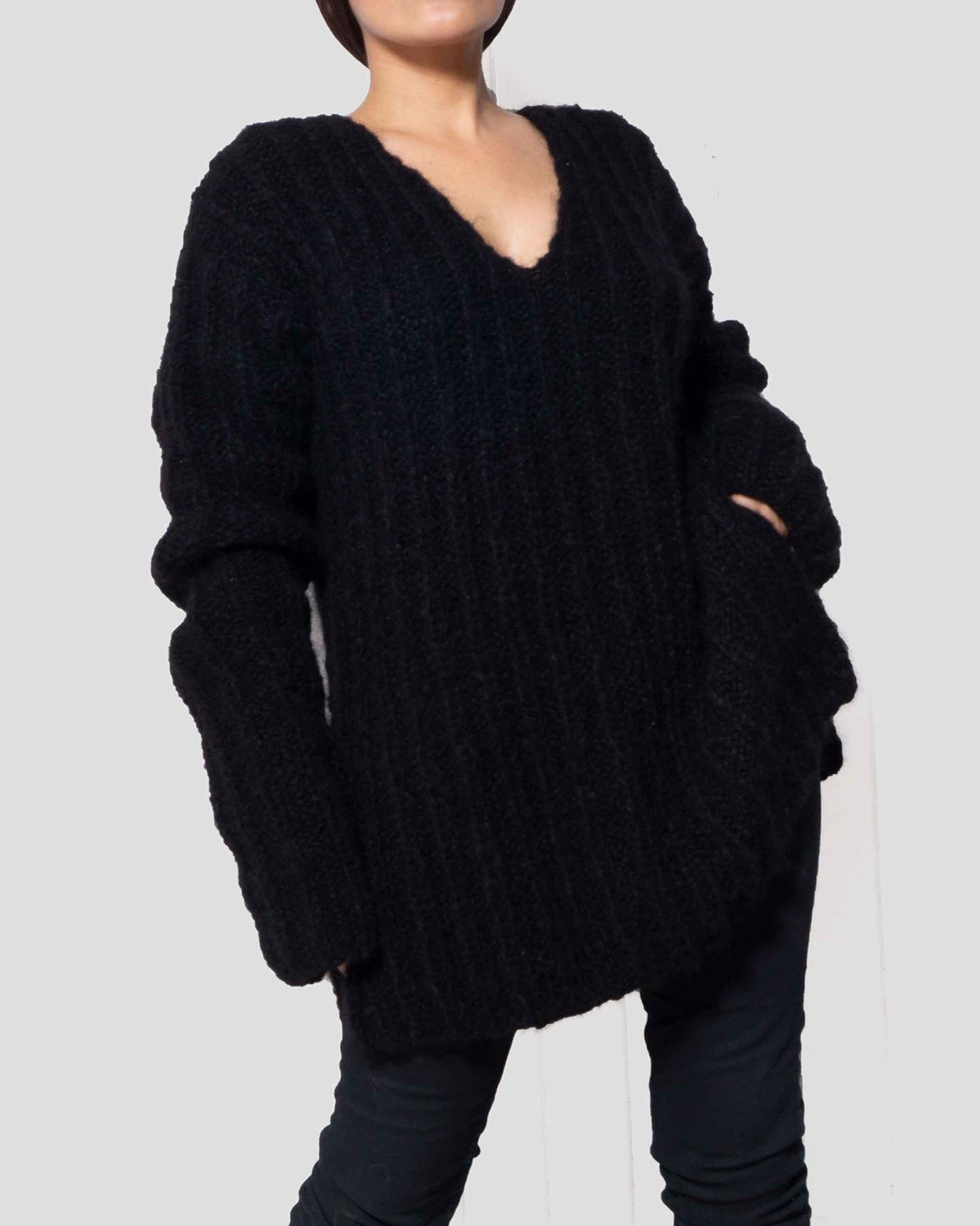 V NECK ALPACA SWEATER - BLACK