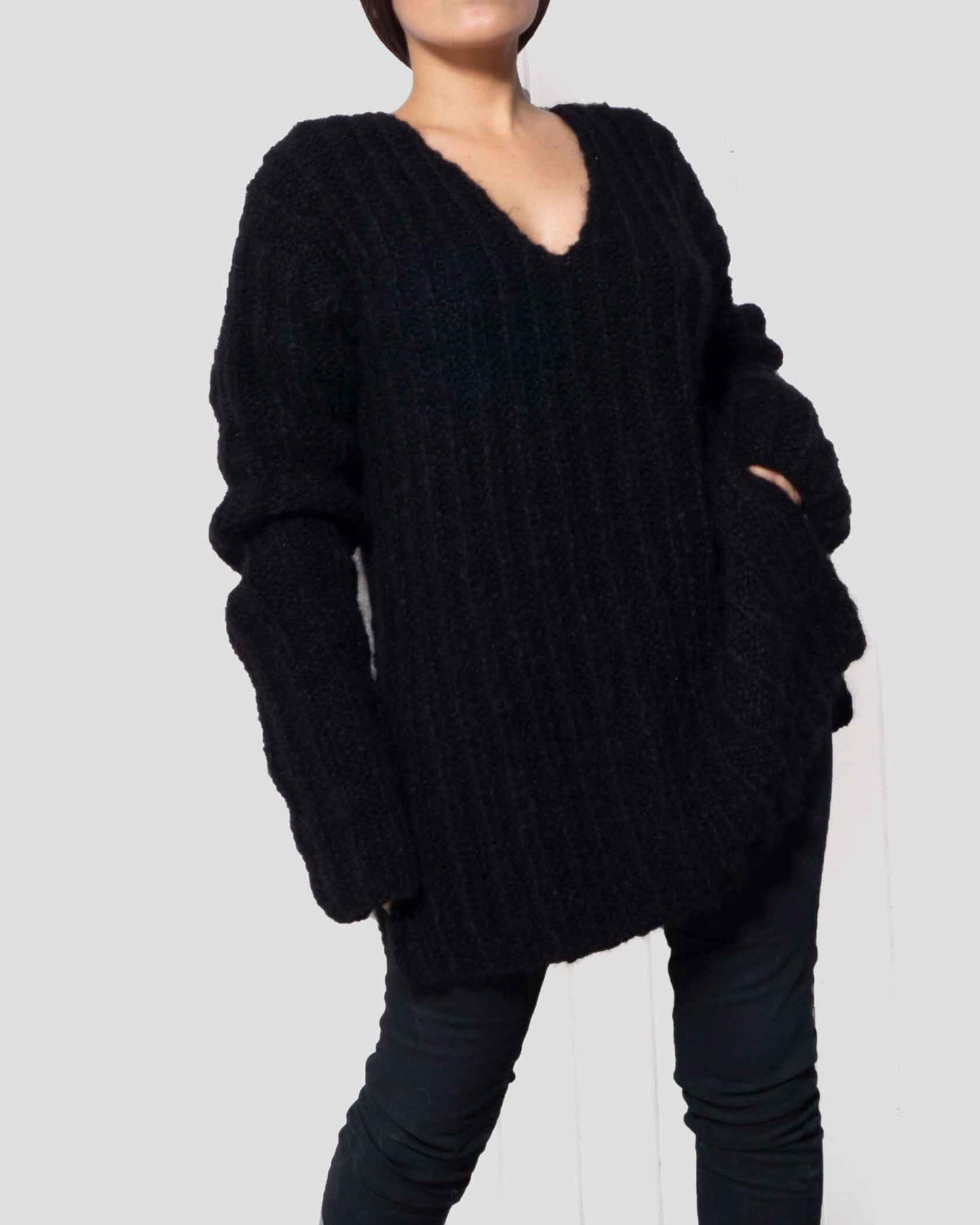 V NECK ALPACA SWEATER - BLACK
