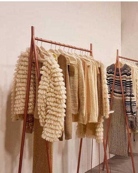 WOMEN'S CLOTHING